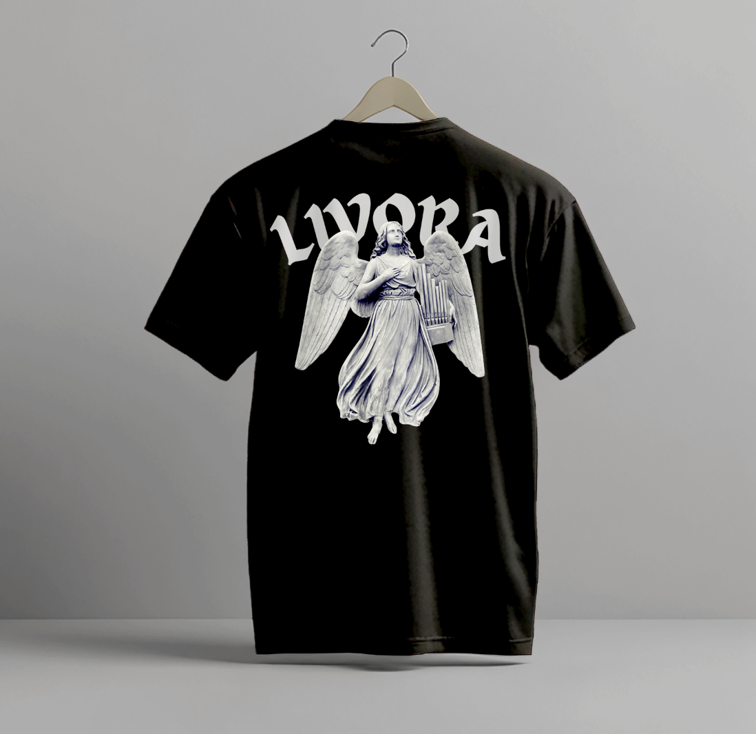 012 Черна тениска Heaven’s Reverb с принт на ангел и лого LIVORA